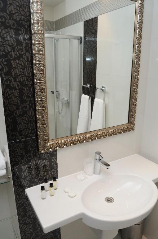 Arte Hotell Brzeg Rum bild