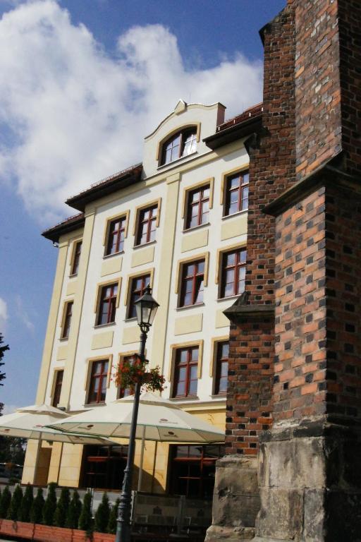 Arte Hotell Brzeg Exteriör bild