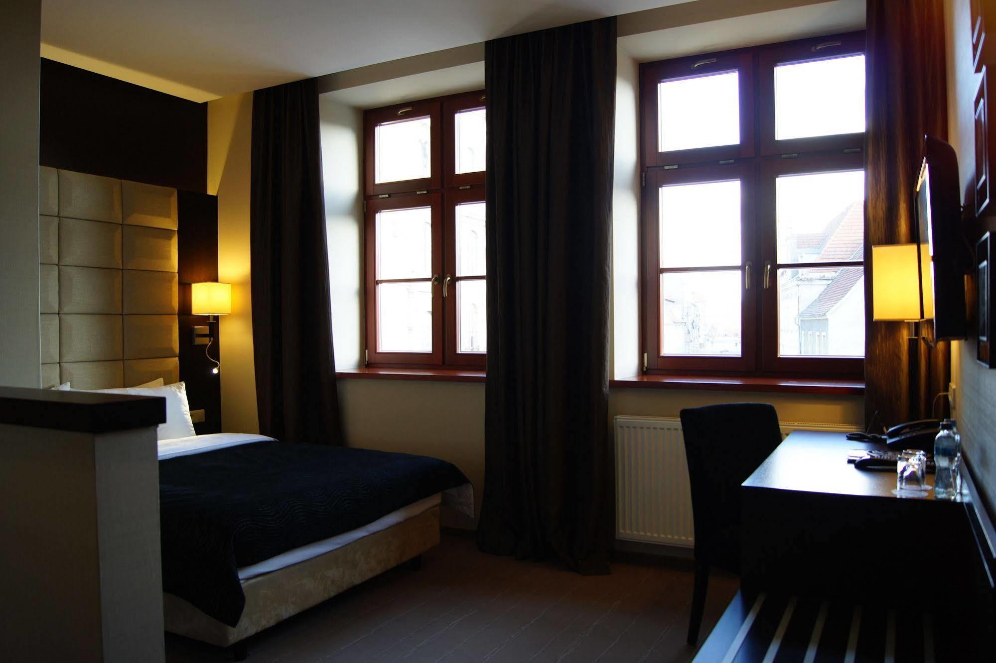 Arte Hotell Brzeg Exteriör bild